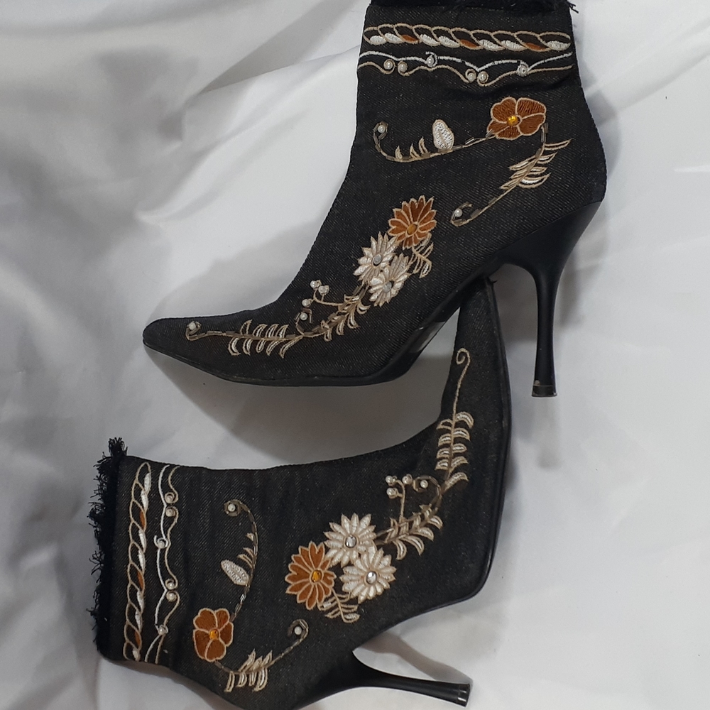 Darling Size 8 Embroidered Heeled Boots